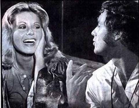 Ele: '' O que é que a baiana tem? O que é que a baiana tem?...