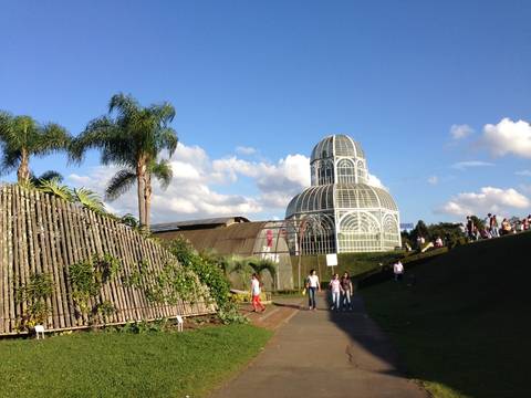VEJO FLORES, GENTE SE AMANDO, CRIANÇAS BRINCANDO'
