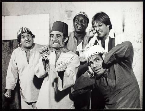 ABUL (Renato Aragão) usando o amuleto do grão-vizir Jaffah para livrar a si e seus companheiros da prisão. Uma das cenas finais do filme O REI E OS TRAPALHÕES'