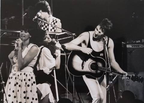 Elas: AMOR, QUE QUE CÊ TEM? CÊ TÁ TÃO NERVOSO!; Ele: NADA, NADA, NADA, NADA, NADA, NADA!'