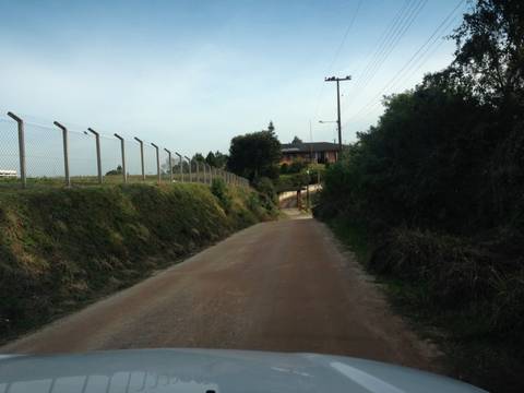 O pó da estrada fica em minha roupa,
O cheiro forte da poeira levantada,
Levando a gente sempre mais à frente'