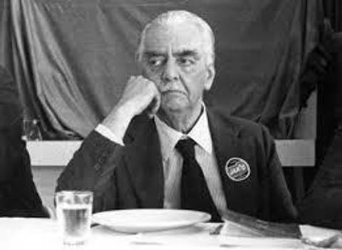 BEBO-O PORQUE É LÍQUIDO, MAS SE FOSSE SÓLIDO, COME-LO-IA! '