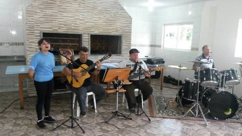 A primeira vez que toquei a divertida música da pipoca. Num retiro, em 2014'