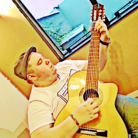 Voltei pra rever os amigos que um dia eu deixei a chorar de alegria, me acompanha o meu violão'