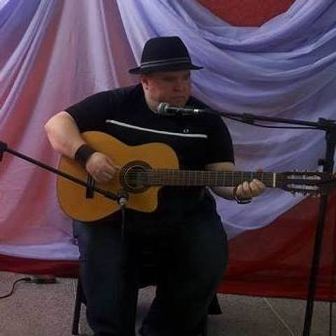 Toda vez que eu tenho alguma coisa pra dizer, lanço logo a mão do meu violão'