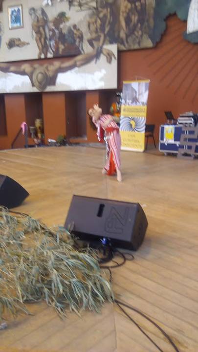 A dança se faz não apenas 
dançando, mas também pensando
e sentindo: dançar é estar 
inteiro
( Klaus Vianna )'