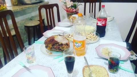 Se você tem uma família que te ama, alguns bons amigos, comida na mesa e um teto sobre a cabeça, então você é mais rico do que pensa'