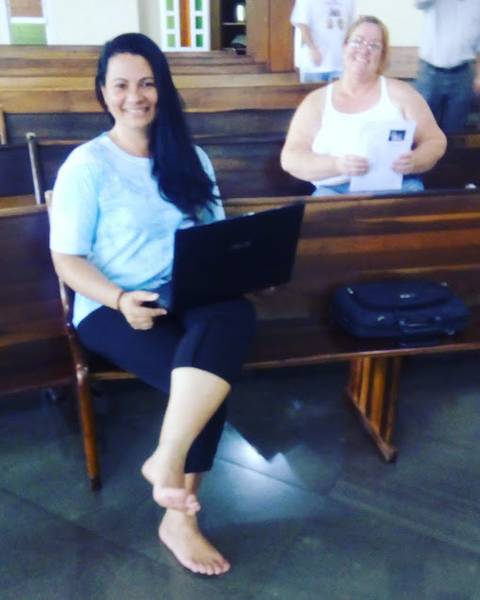 ''Com pé no chão e jeito novo, na simplicidade
Viver a paz, levar a paz'' (na foto, minhas amigas Valkíria (à esquerda) e Mazé)'