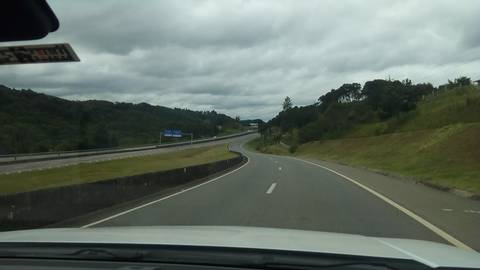 Olho o horizonte, vou em frente, tô com Deus e tô contente, meu caminho eu singo em paz'