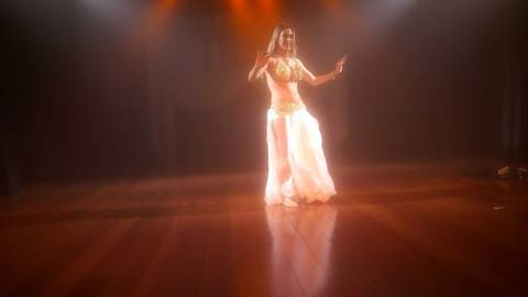 Dançar é viajar nos sentimentos, sacudir a alma, libertar os pensamentos'