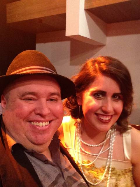 ELA: CANTORA LÍRICA;
ELE: BATERISTA, BAIXISTA E BACKING VOCAL DO GRUPO QUE TOCA'