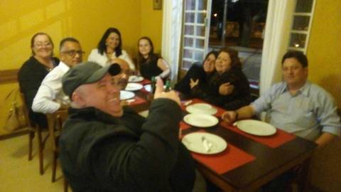 ENTRE AMIGOS E FAMÍLIA TUDO ACABA EM PIZZA'