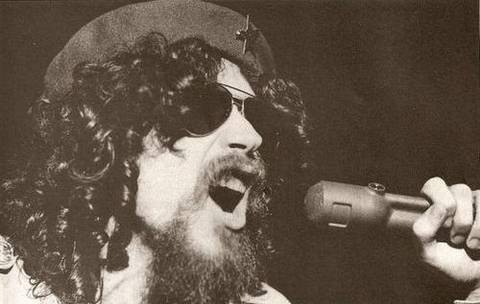 Raul Seixas e Raulzito
Sempre foram o mesmo homem
Mas pra aprender o jogo dos ratos
Transou com Deus e com o lobisomem'