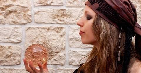 A cigana leu o meu destino, eu sonhei; Bola de cristal, jogo de búzios, cartomante, eu sempre perguntei'