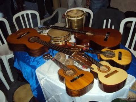 ó que foi só tocar no cavaquinho pra nêgo batê!'