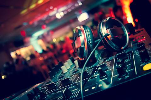 Se bem me conheço, desde a minha mais tenra idade eu sempre amei e sempre convivi com gente do som; Pra tudo sempre há uma primeira vez, mas se um dia houver uma oportunidade, adoraria trabalhar uma noite dessas como sonoplasta, DJ em alguma festa, enfim'