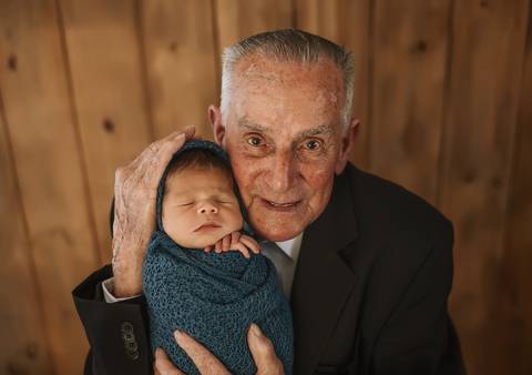 foto de avô no ensaio newborn'
