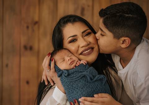 foto de filho beijando mãe'