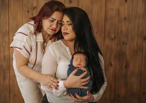 avó e mãe com bebê fotografia'