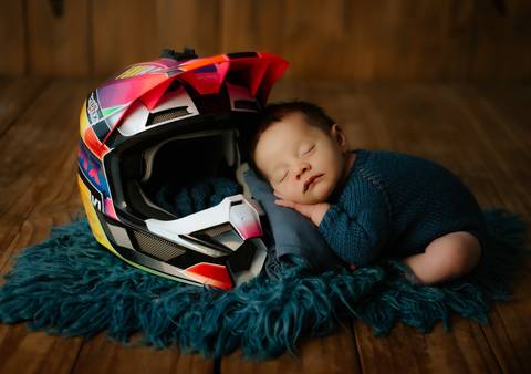 foto de bebê dentro do capacete'