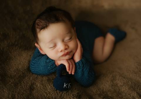 bebê segurando peso de acdemia'