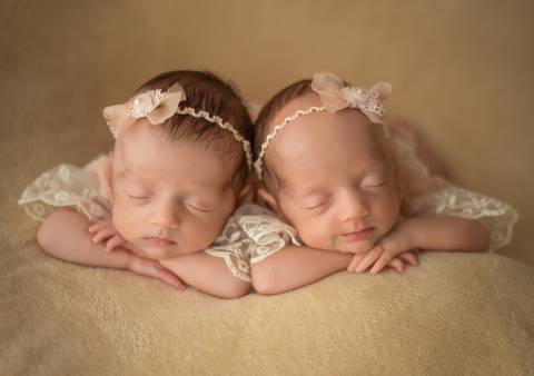 Newborn meninas gêmeas'