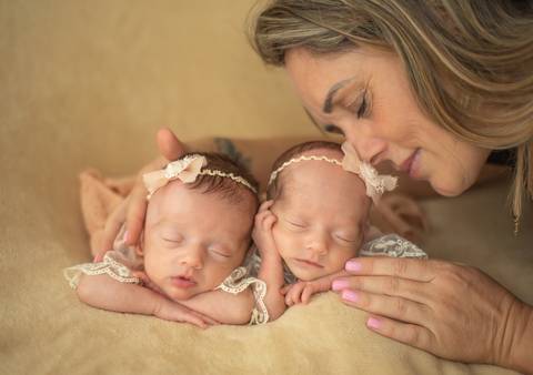 Mãe com gêmeas'