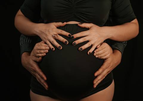 ensaio gestante em estúdio'