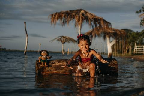 aline fontes fotografa com criança na praia'