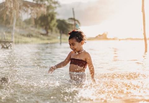 foto de criança na prais aline fontes'