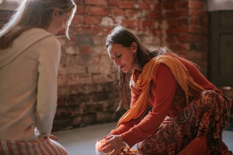Michele acendendo as velas que simbolizam o elemento fogo'