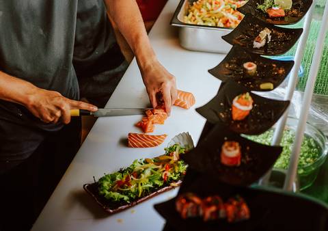 preparação de sashimi'