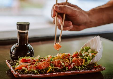 mãos segurando hashi'
