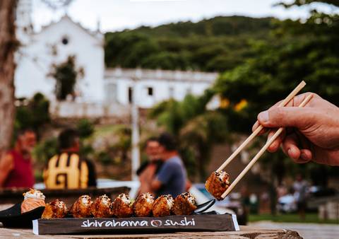 hashi de sushi e pescadores'