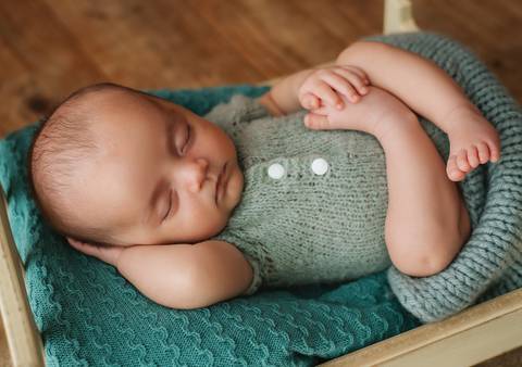 bebê relaxado em ensaio newborn'