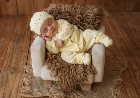 bebê dormindo em sofá no ensaio newborn'