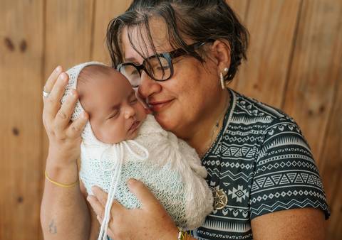 bebê e avó em ensaio newborn'