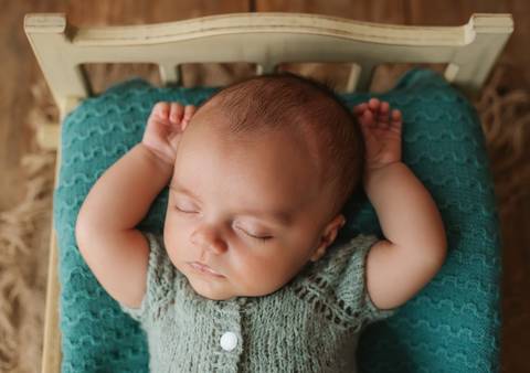 bebê dormindo na caminha em ensaio newborn '