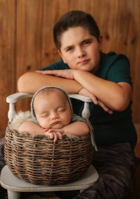 menino e bebê em ensaio newborn em bento gonçalves
'