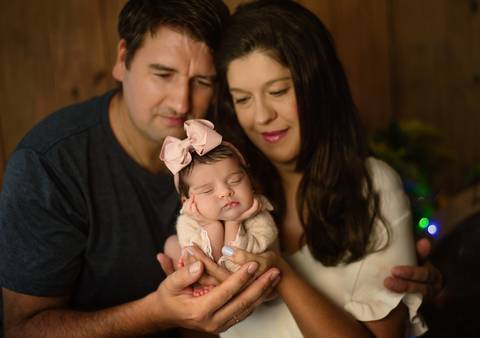 pose do sapinho nas mãos dos pais pela fotógrafa aline fontes'