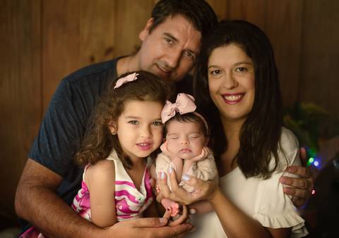pose do sapinho nos braços da família ensaio newborn'