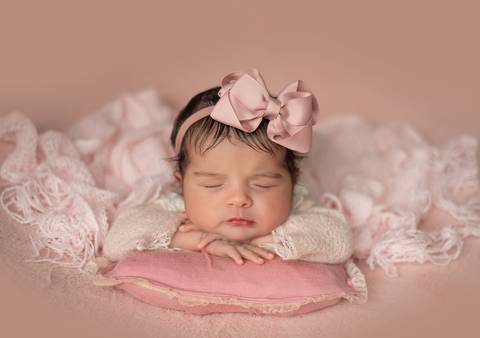 Recem-nascido em pose bracinho em ensaio newborn bento gonçalves realizado por aline fontes'