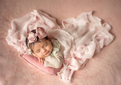 bebê e um coração em ensaio newborn feito por aline fontes vice-presidente da abfrn'