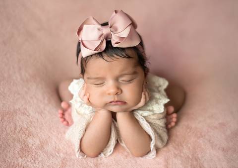 pose do sapinho e bebê confortável em seu ensaio newborn pela fotógrafa de bebês aline fontes'