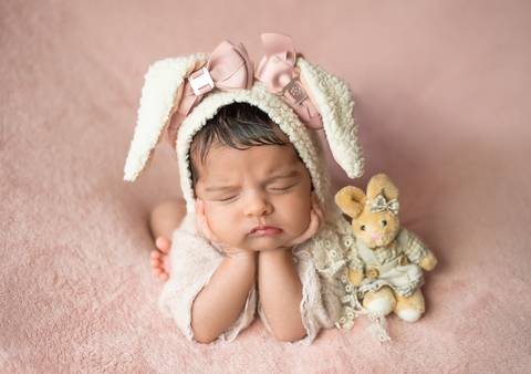 pose do sapinho pela fotógrafa aline fontes em ensaio newborn na cidade de bento gonçalves'