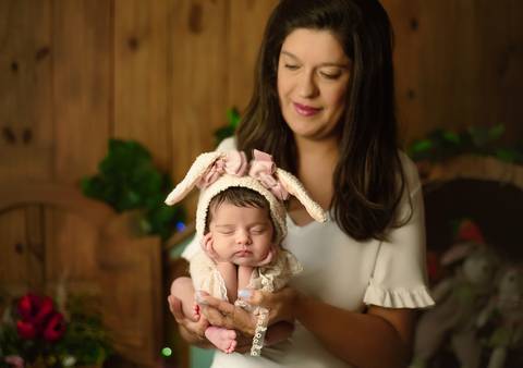 pose do sapinho nas mãos da mãe durante ensaio newborn'