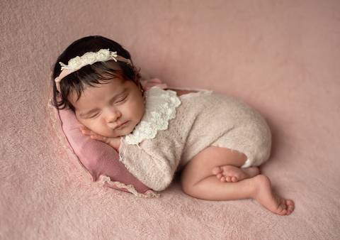 bebê em pose de ladinho, fotografia newborn pela fotógrafa aline fontes na serra gaúcha'