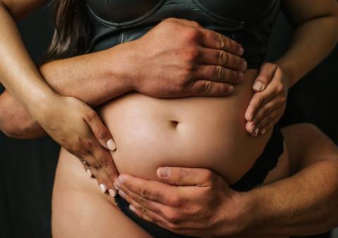 detalhes das mãos em ensaio gestante feito por aline fontes'