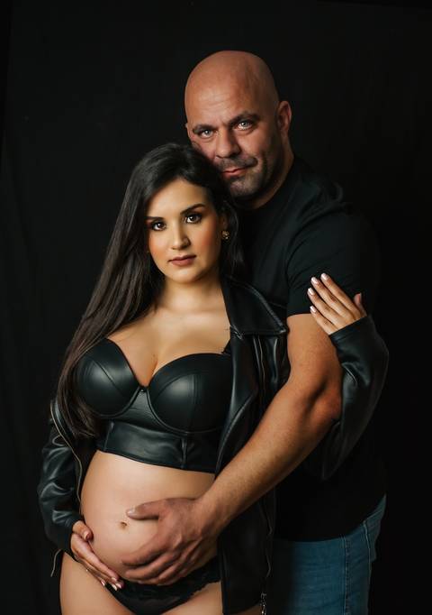 ensaio da gestante com marido em estúdio'