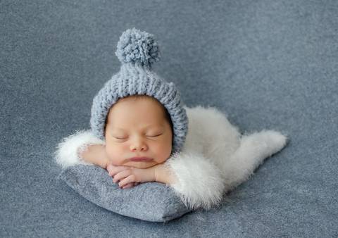 bebê com touquinha newborn'